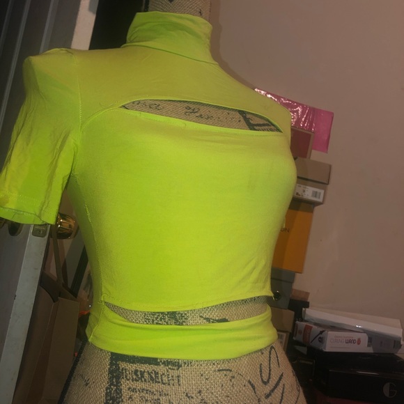 Split lime green crop top💕 - Picture 4 of 7